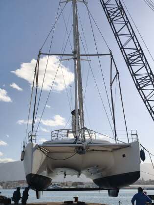Catamaran lifted by crane for haul-out in Palermo – SailorOne