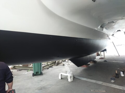 Yacht hull with freshly applied antifouling – SailorOne